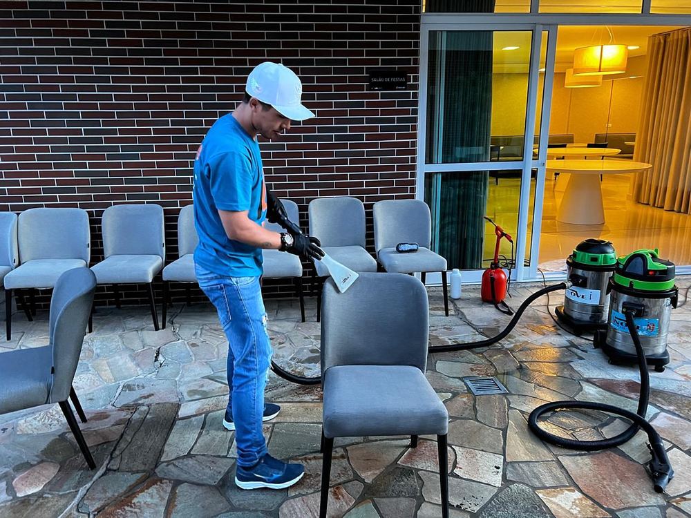 Técnico da Inove Clean higienizando cadeiras estofadas em salão de festas