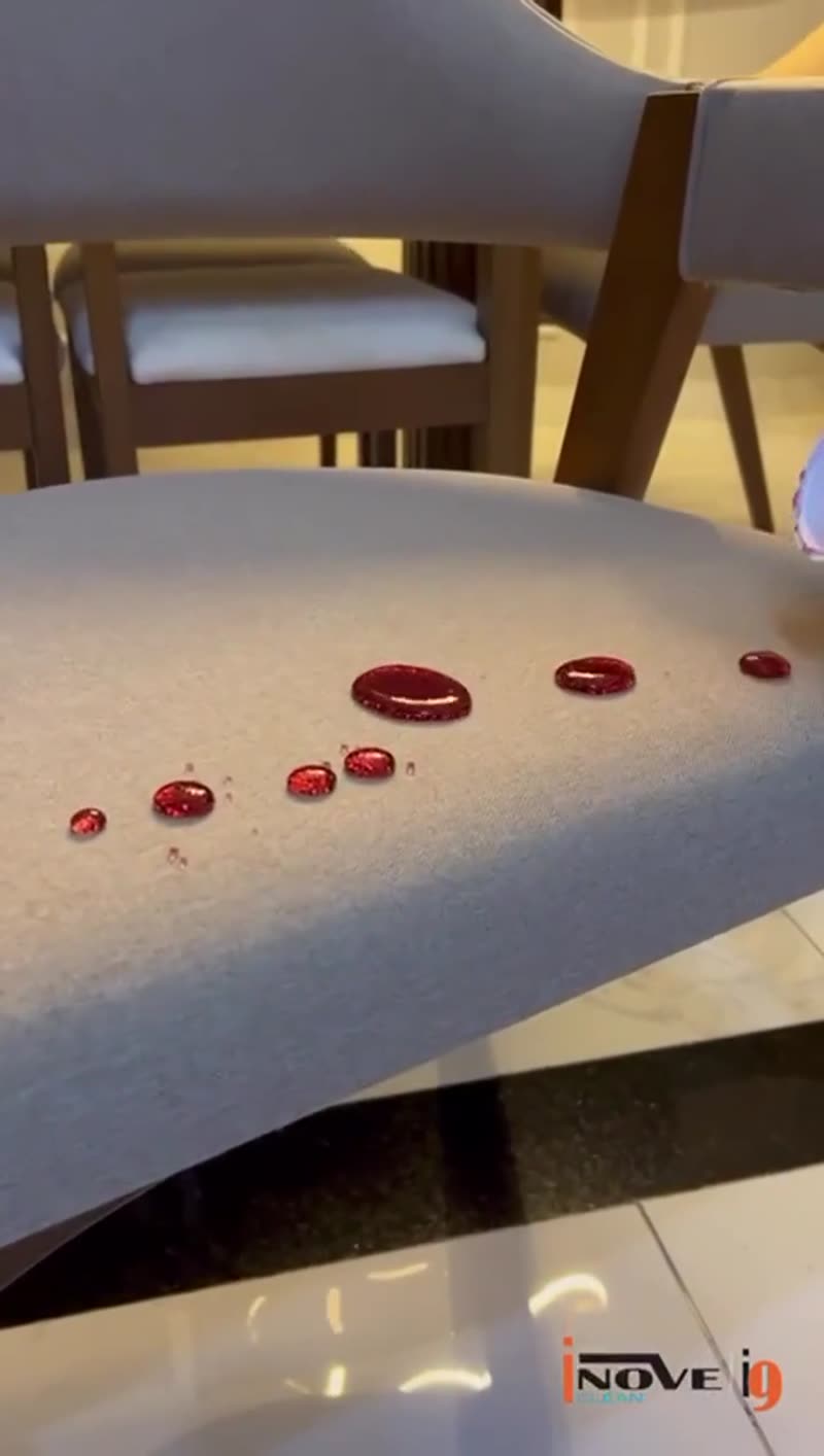 Vídeo mostrando líquido sendo repelido por estofado impermeabilizado pela Inove Clean